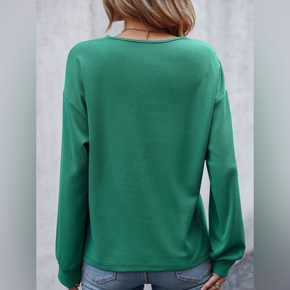 Effortlessly Stylish Decorative Button Top - Picture 3 of 4